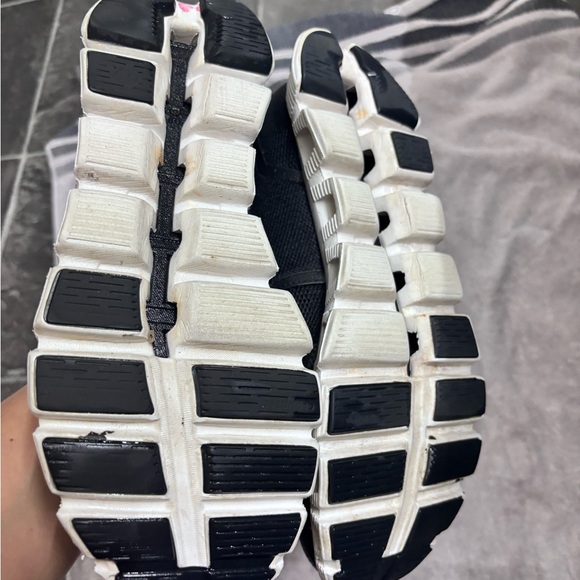 Black On Running Shoes - Picture 4 of 8